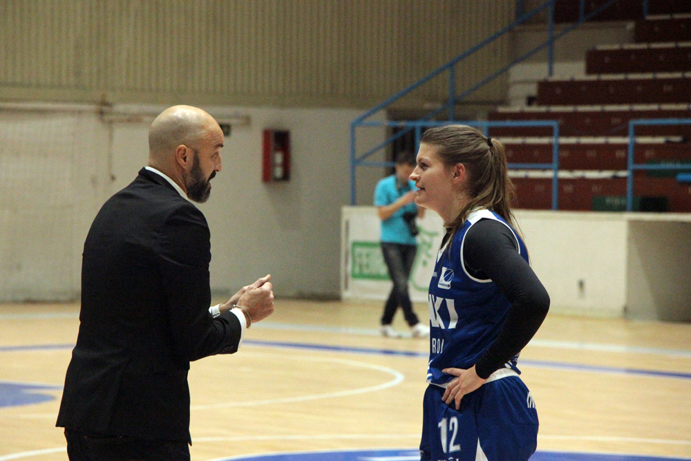 Lino López falando coa súa xogadora Macy Miller do Baxi Ferrol / WYKAZSZKOWSKI
