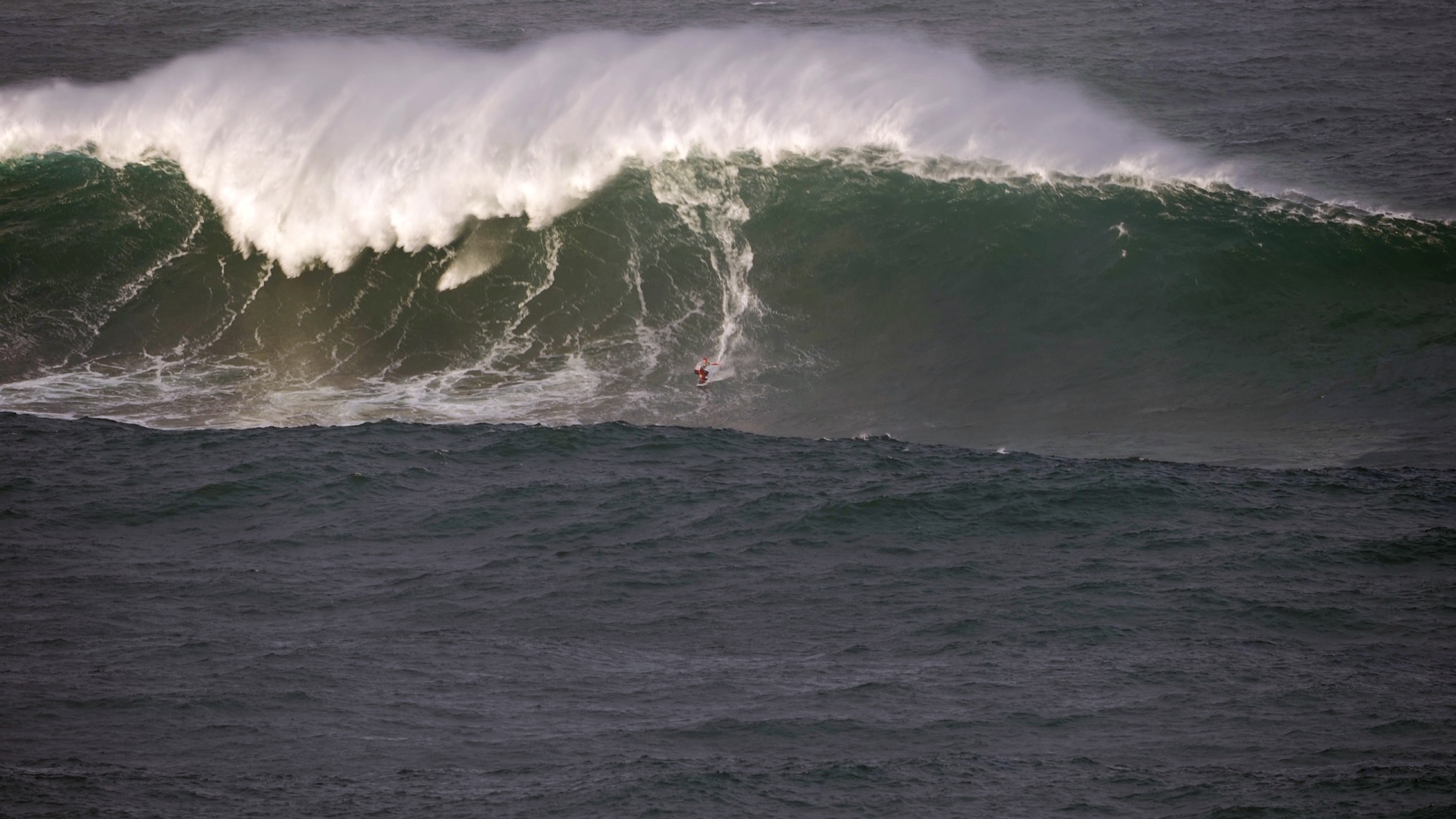 Eric Rebiere surfeando o baixo de 'As Rubias' no Portiño / REMI BERTHET