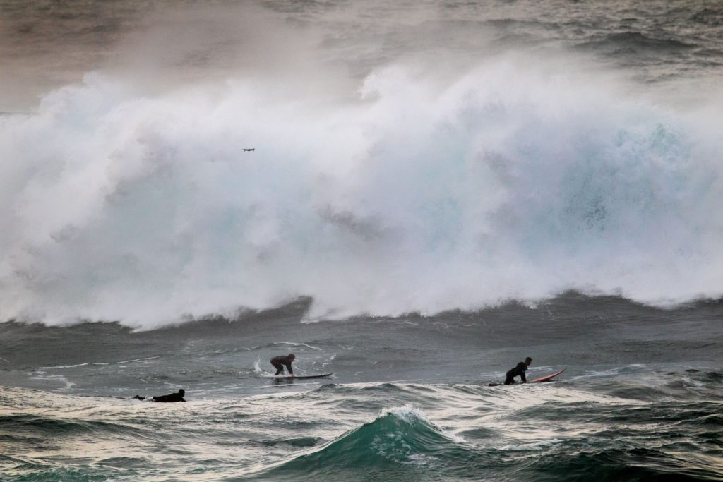 Foto dos tres locais na escuma, nesta imaxe pódense ver os tres surfistas a piques de ser engulidos pola onda / DANIEL ALMEIDA
