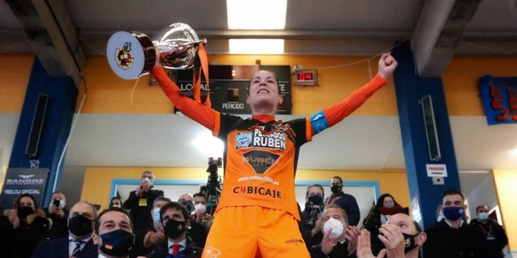 Peque, do Burela FS, levantando o trofeo da Supercopa de España de futsal / PEQUE IG