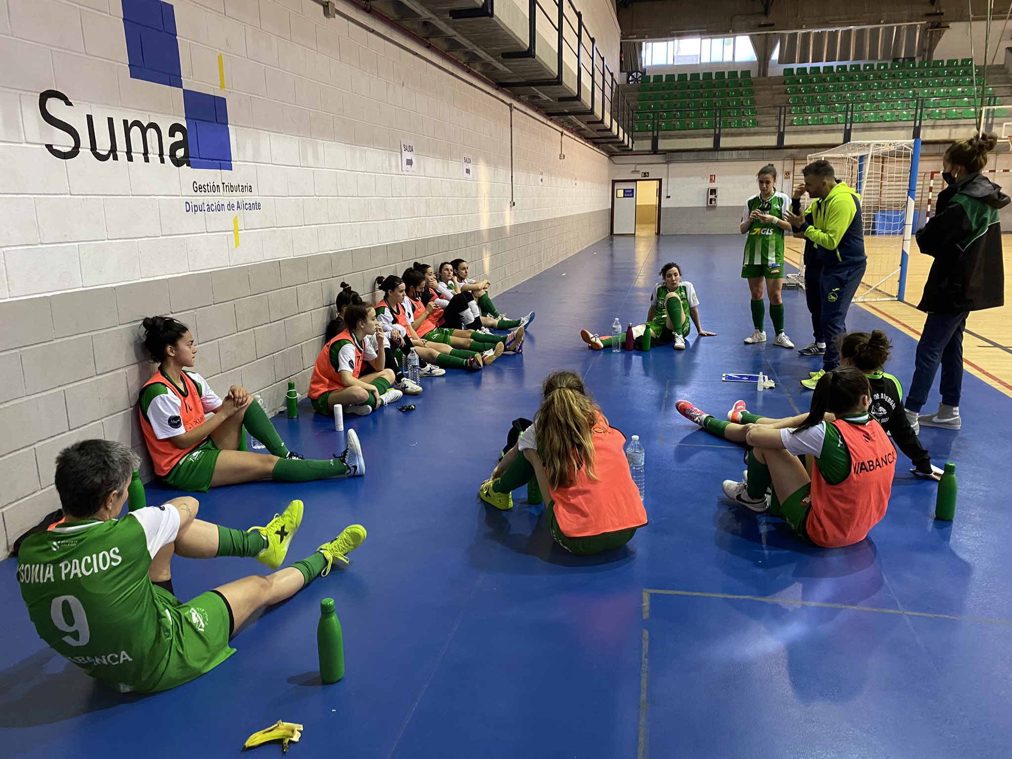 Manolo Codeso dando instruccións ás xogadoras do Cidade de As Burgas ante o Universidad de Alicante / CIDADE TW