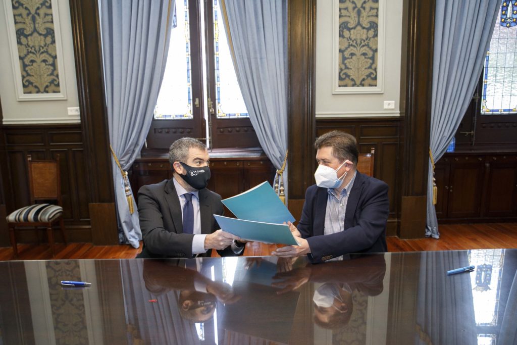 O concelleiro de Turismo, Juan Ignacio Borrego, e o presidente da ACT, Borja Rodrigo, asinaron o acordo que permitirá que a cidade sexa escenario da Eusko Label Liga e a Euskotren / CONCELLO DA CORUÑA
