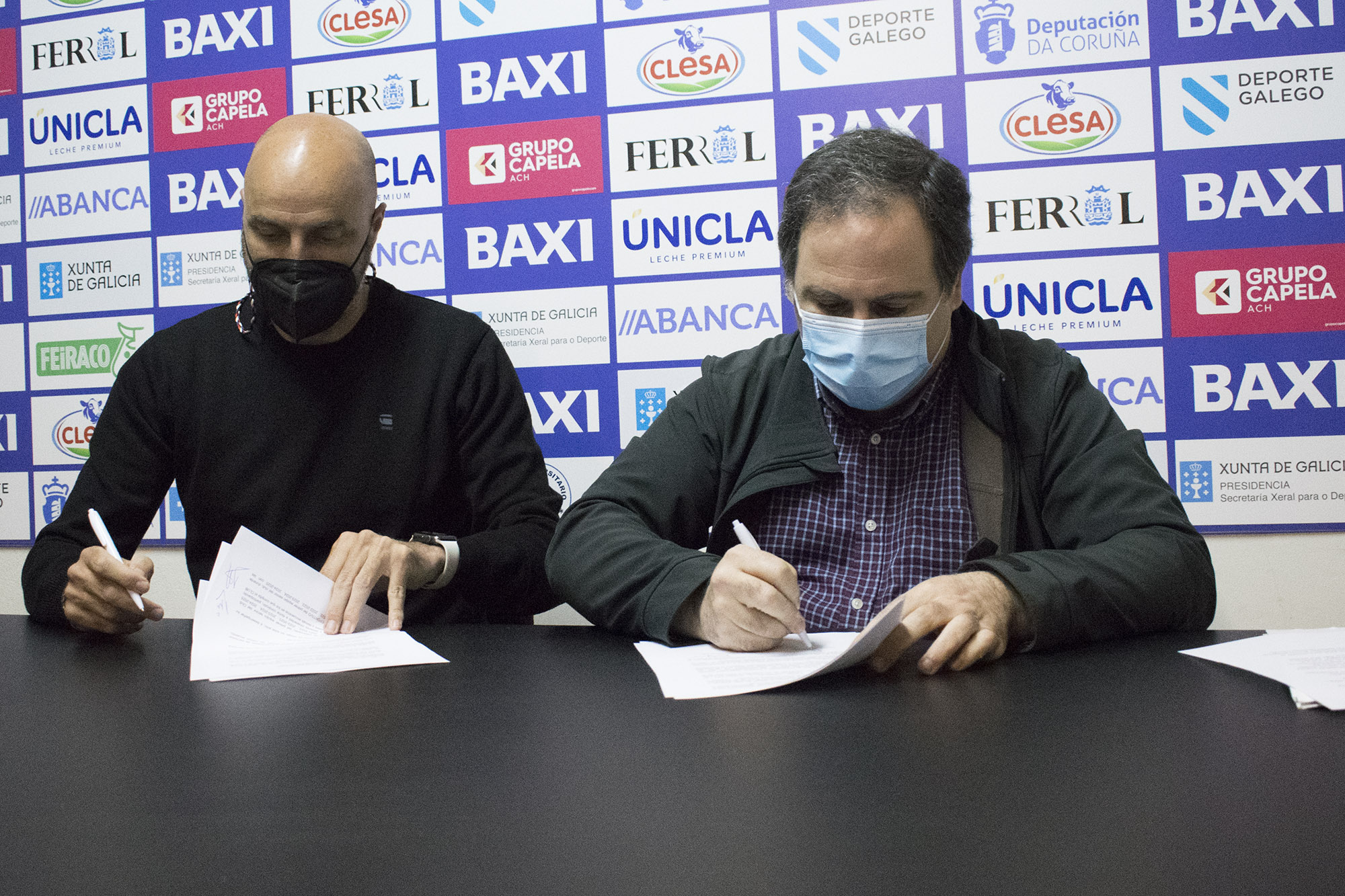 O presidente do BAXI Ferrol, Santi Rey, e o adestrador, Lino López asinan novo contrato / UNIVERSITARIO FERROL