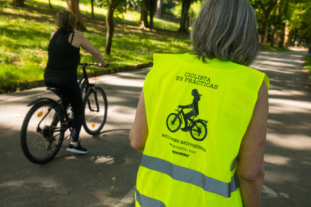 Participantes do proxecto de Greenpeace e o colectivo ecofeminista Mulleres Bicivisíbeis para contribuír a aumentar as mulleres ciclistas en Vigo / GREENPEACE