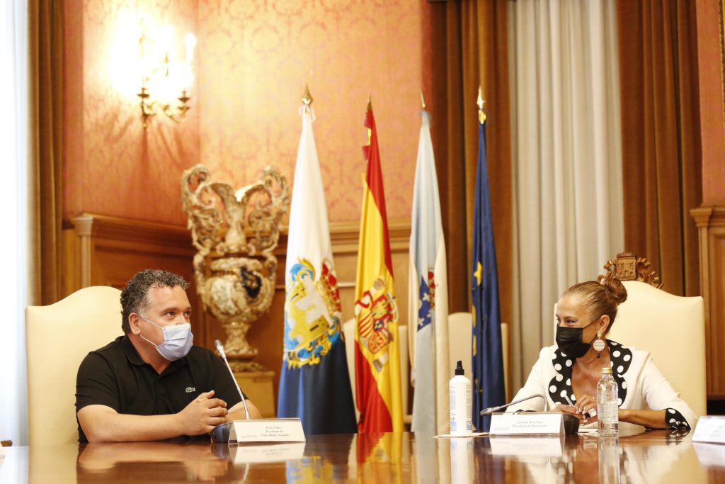 Unha expedición do Mecalia Atlético Guardés foi recibida no Pazo Provincial de Pontevedra pola presidenta da Deputación de Pontevedra, Carmela Silva / AT. GUARDÉS