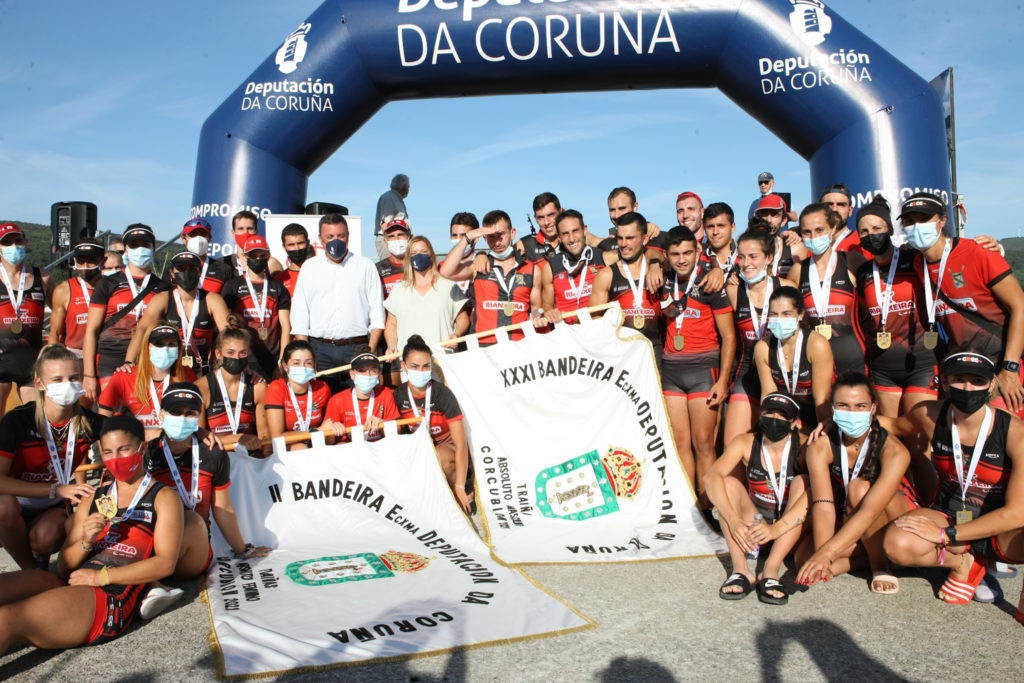 Remeiras e remeiros do Club de Remo Cabo da Cruz, gañadores da bandeira / DEPUTACIÓN DA CORUÑA