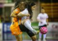 Jenny tenta conter a Sara Moreno no partido entre Ourense Envialia e Pescados Rubén Burela na Copa da Raíña FSF 2022 / RFEF