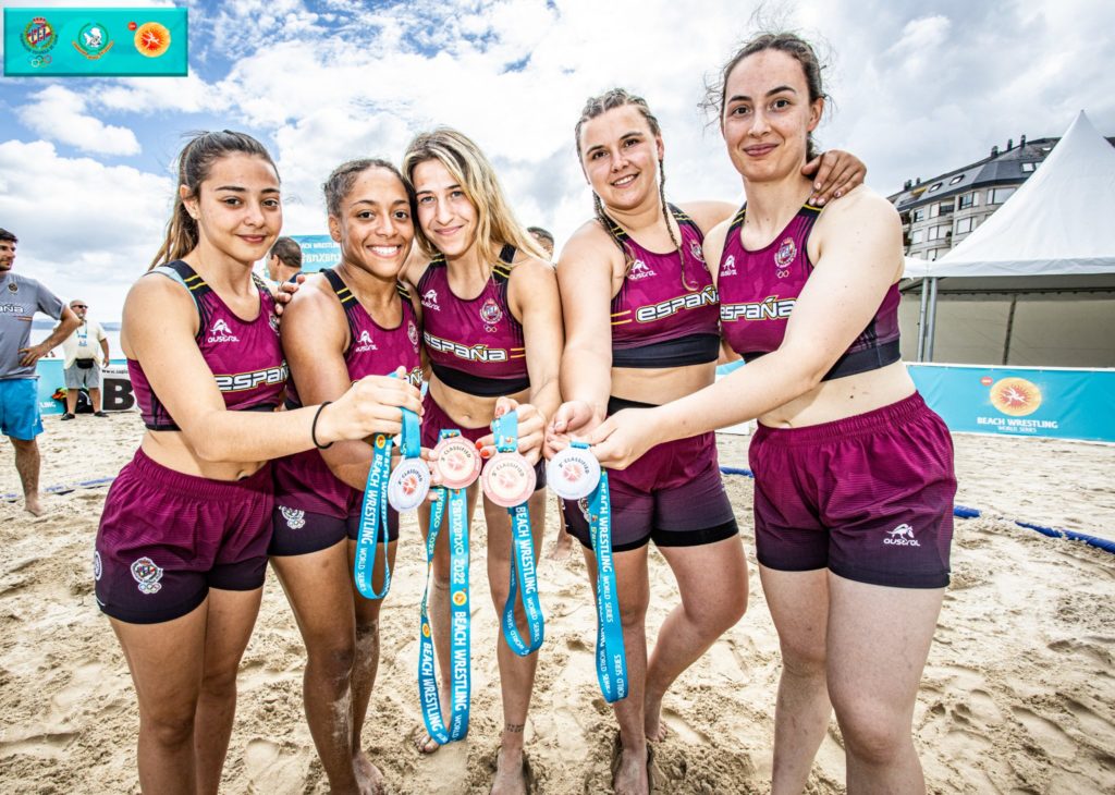 Medallistas da Selección Española femenina de loita praia no 2 ranking series mundiais entre delas Noelia Lalín e Lydia Pérez / FEGALOITA