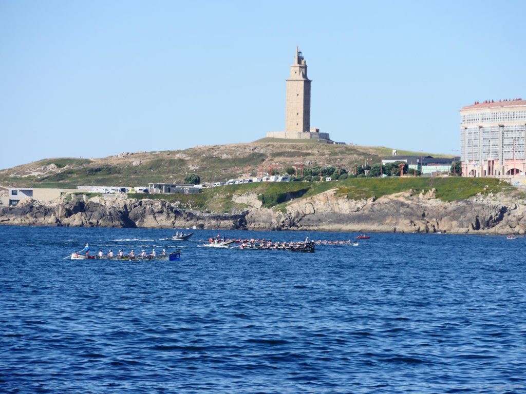 Traiñeiras que competiron na Bandeira Cidade da Coruña pasando ante a Torre de Hércules / @WASKERGZ