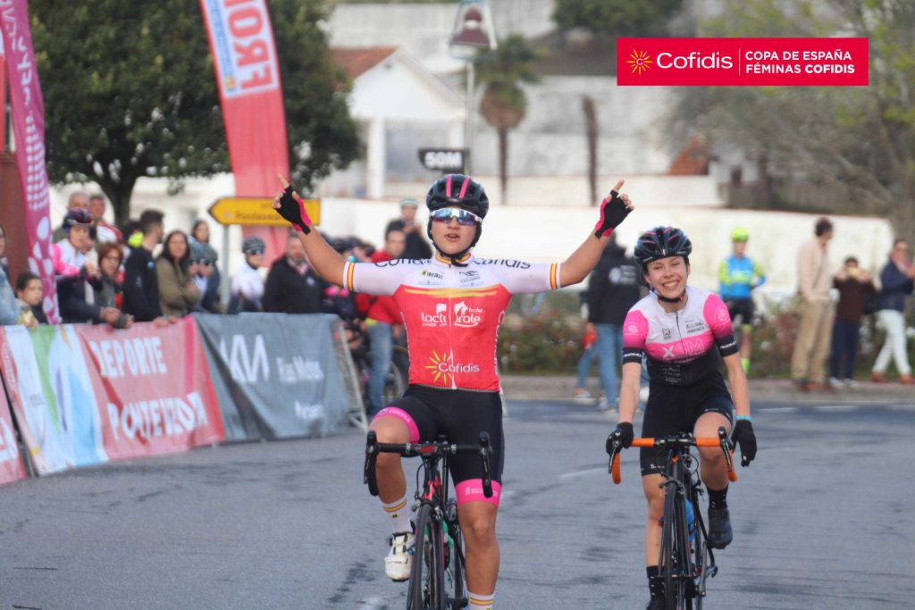 Lorena Patiño, chegando a meta 2ª cadete no GP Cidade de Pontevedra - Copa de España COFIDIS de ciclismo en estrada / RFEC