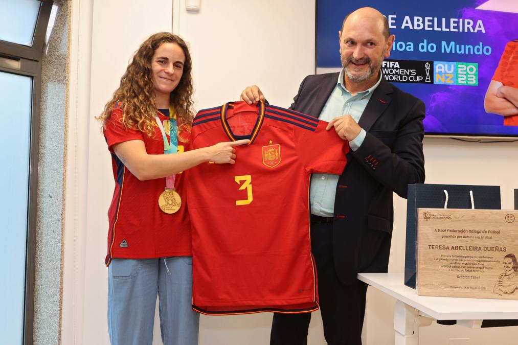 Teresa Abelleira na homenaxe da RFGF coa camiseta da Selección Española coa estrela de campioa do Mundo de fútbol / RFGF