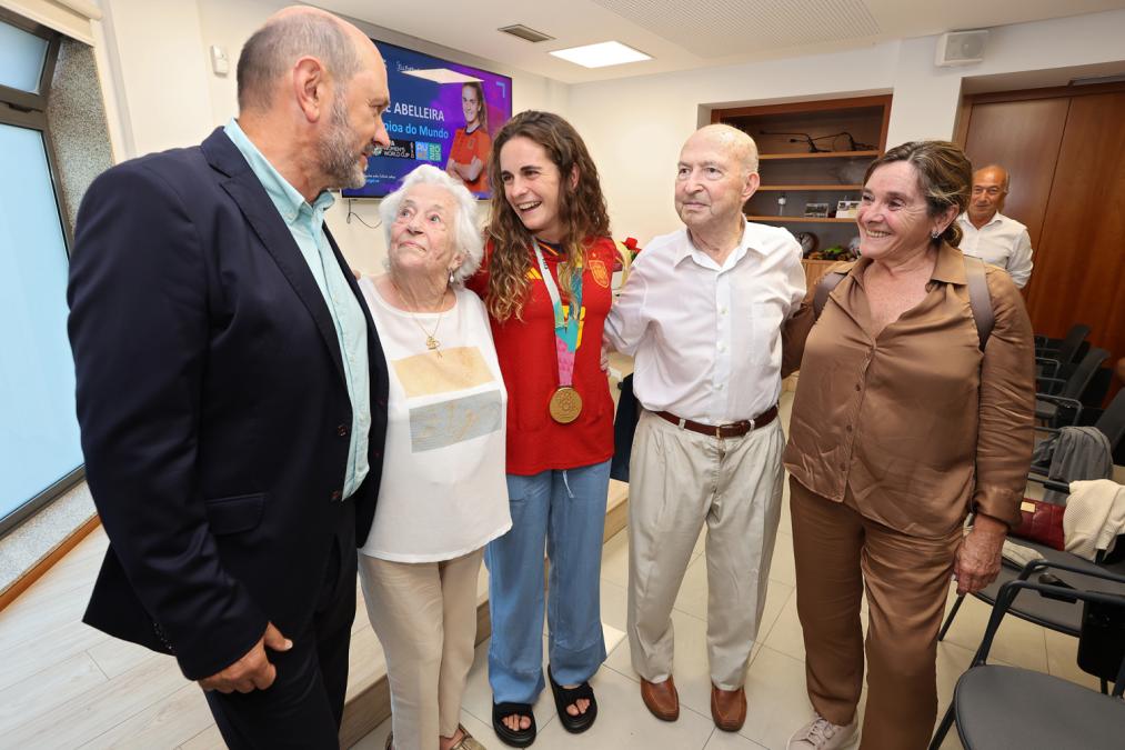 Teresa Abelleira coa súa familia e Rafael Louzán na homenaxe da RFGF / RFGF