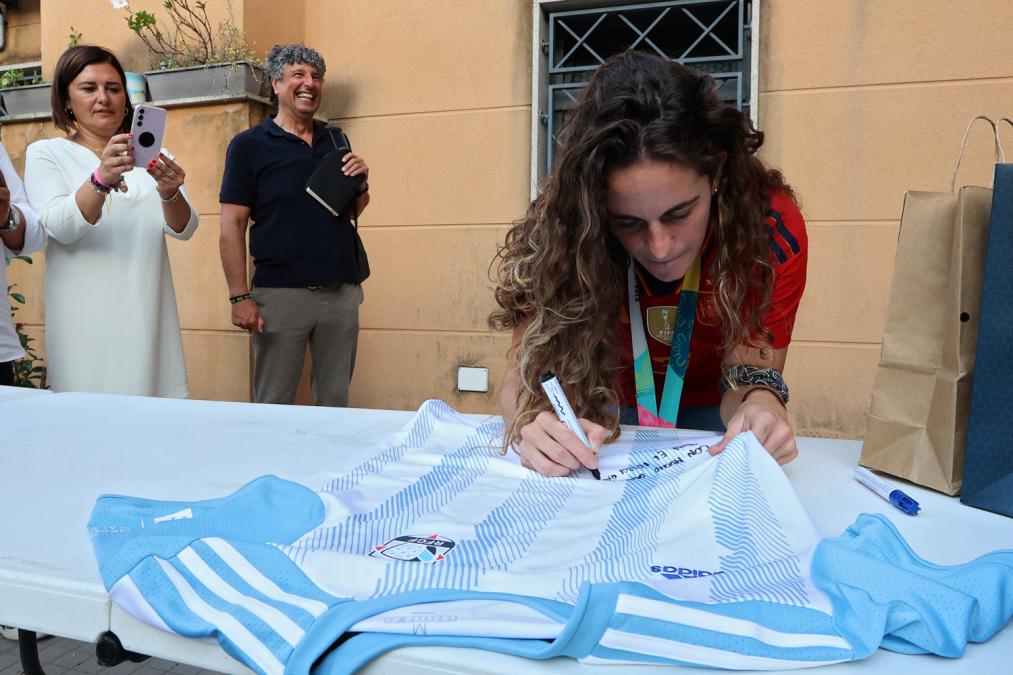 Teresa Abelleira na homenaxe da RFGF asinando a camiseta de Galicia / RFGF
