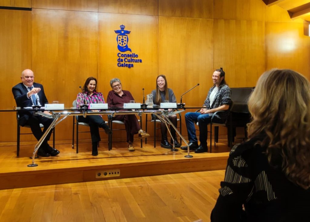 Héctor Pena moderou unha das mesas de debate da homenaxe a Marta Bobo do CCG nas que participaron Alberto Oro, Sonia Conde, Aurora Martínez e Paula Martínez Bobo / SABELA MOSCOSO